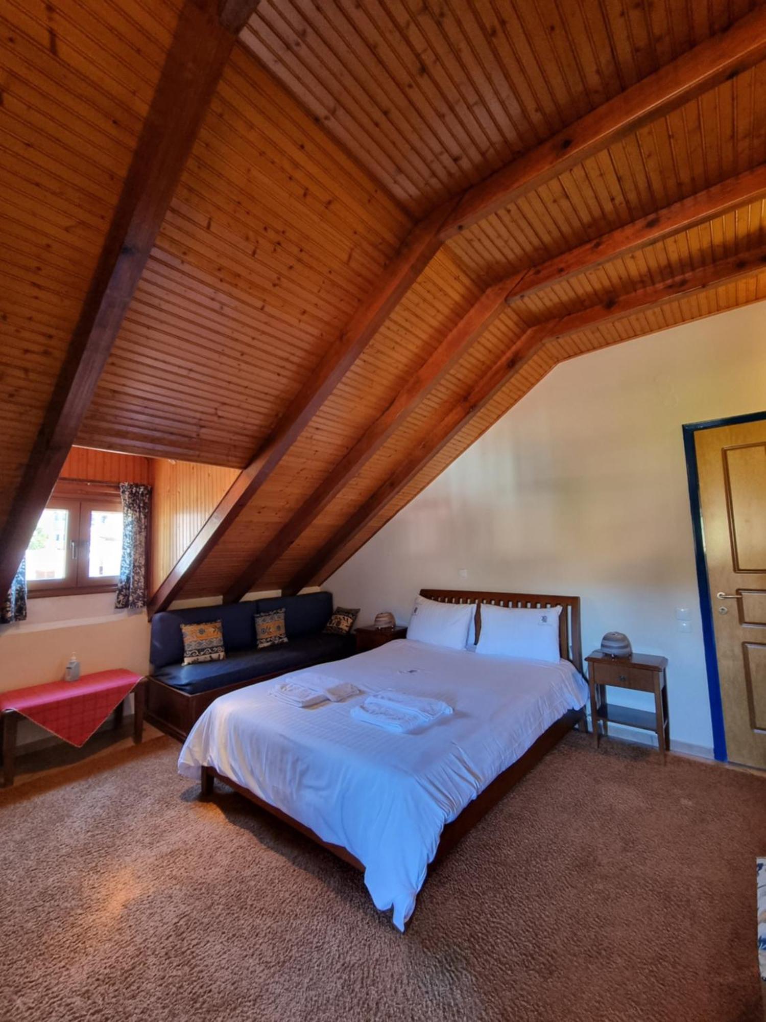 Kalavrita Krinides Apartment And Attics Habitación foto